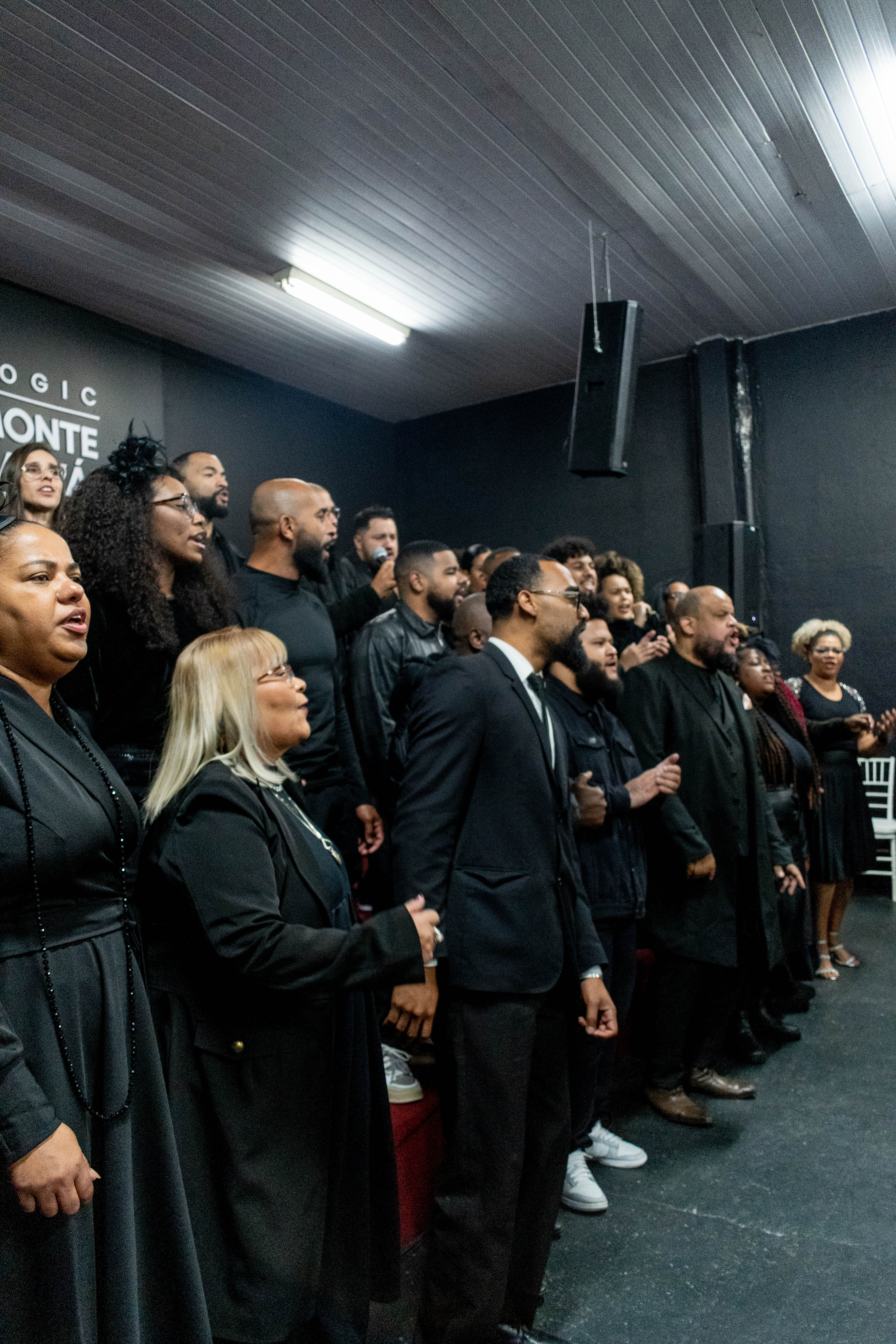 Congregação adorando