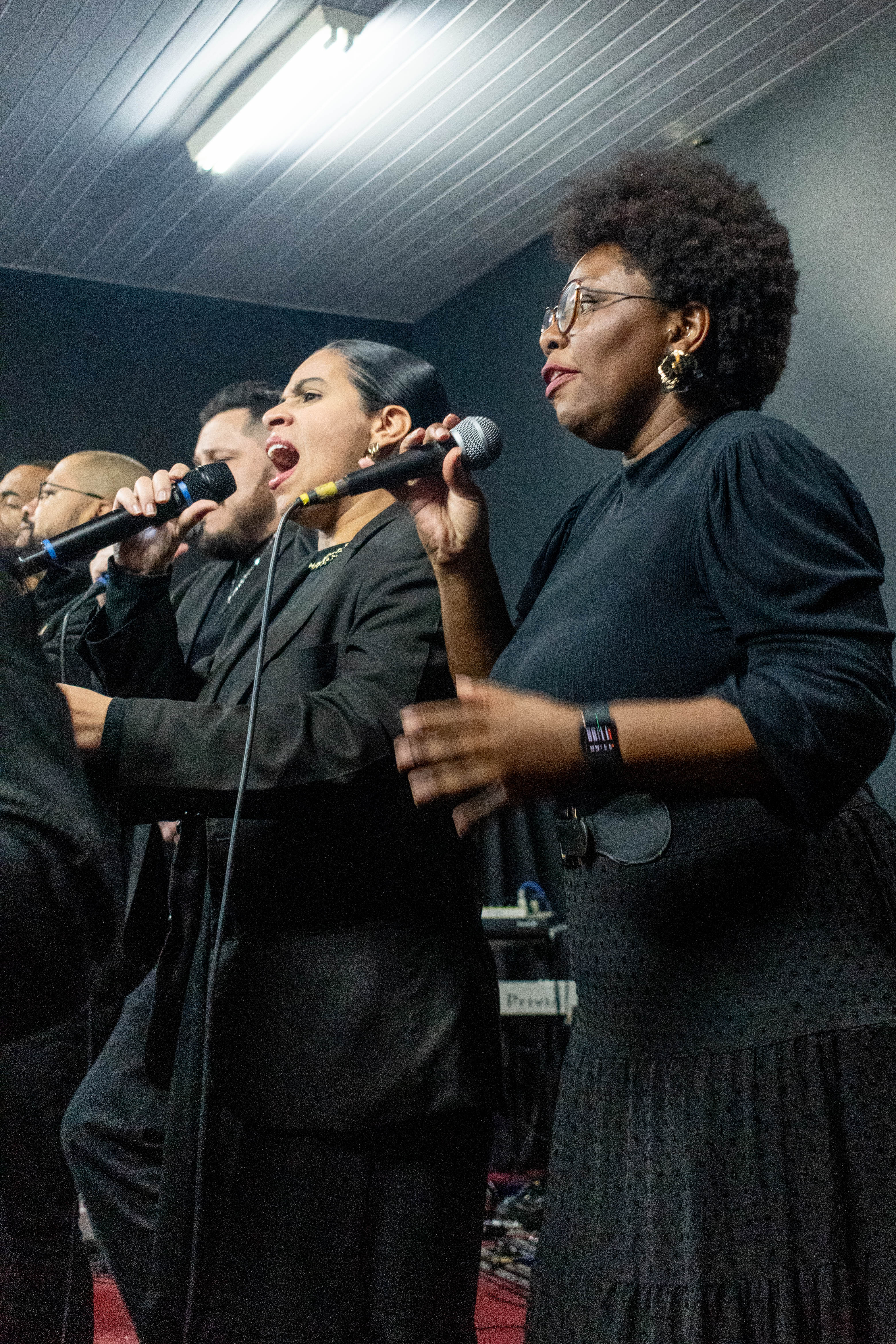 Grupo de louvor cantando
